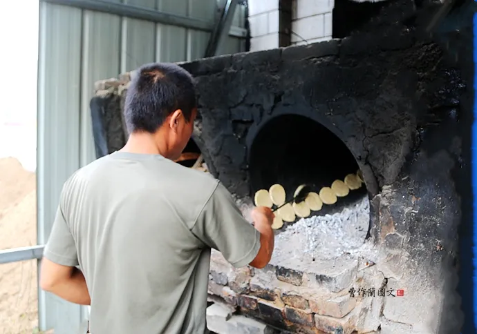 纪实组图一方水土河北易县的古法制作缸炉烧饼