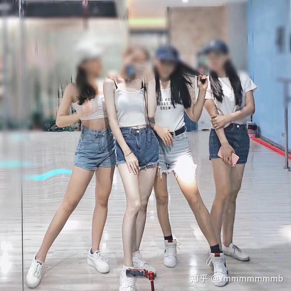 这是我跟一堆女同学的合照