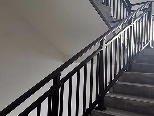 法定代表人 随着楼扶手行业的不断发展,锌钢材料做的楼梯扶手越来越