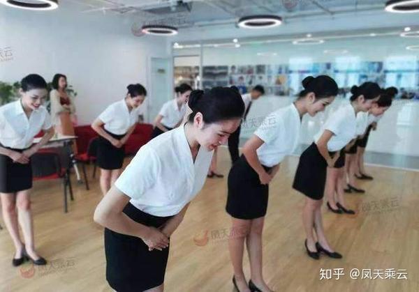 空姐礼仪要求鞠躬应在标准站姿的基础上,头部,颈部,肩部,腰部保持在