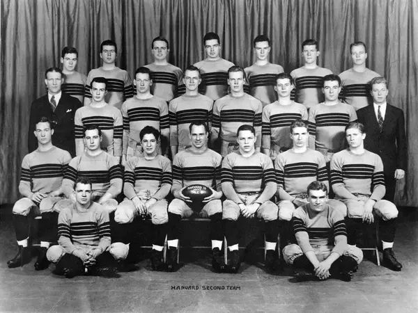 1937年哈佛大学橄榄球队合影 肯尼迪在第三排从右向左数第三个