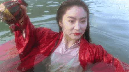 63岁的林青霞:前半生靠颜值闯天下,后半生靠翡翠再起波澜