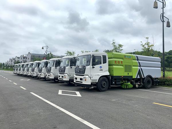 城市道路清洁好帮手,集洒水,扫路,冲洗为一体的多功能道路清洁车,东风