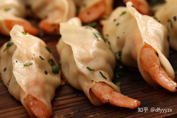 三鲜锅贴,牛肉锅贴,虾仁锅贴,韭菜锅贴,茴香锅贴 皮子煎得脆脆的,黄金