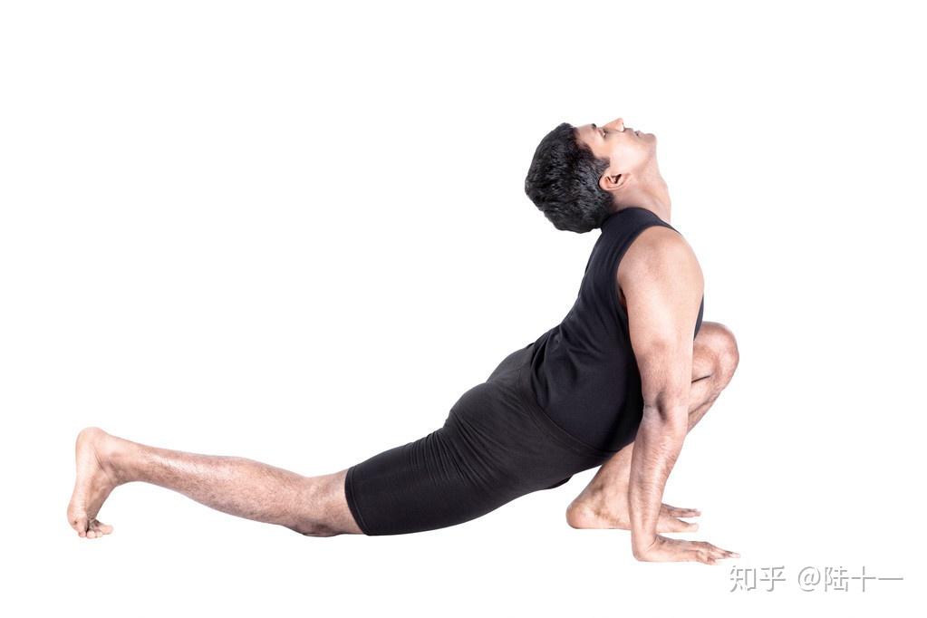 11展臂式:吸气,抬头尽量目视前方,1次呼吸(以防止起来头部晕眩)后双臂