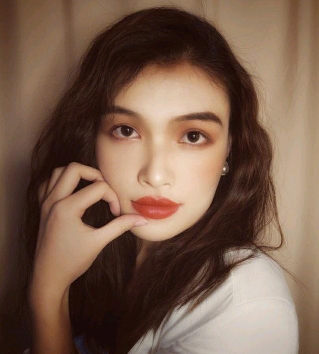 脸上有这四个特征的女人,是2019流行的港风美女,化妆都比不上!