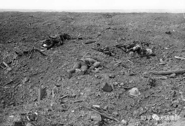 1916年索姆河战役中战场上战死的盟军士兵尸体