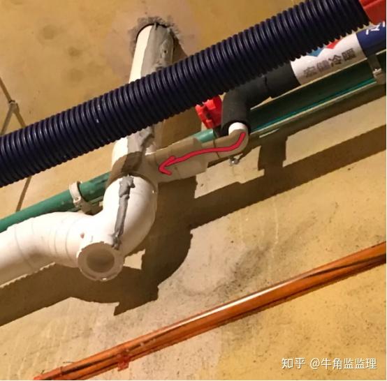 上图中的4 就是中央空调冷凝水排水管,这根管子排布一定要注意,条件