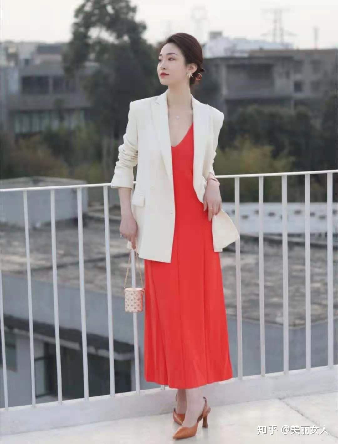 橘黄色真的高级又显白,外搭白色西装与裙子的搭配,气质干练又不失女人