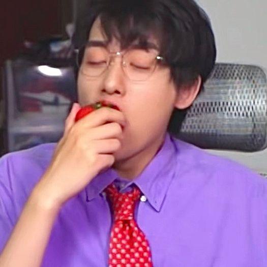 有没有阴阳怪气男团适合做头像的照片 知乎