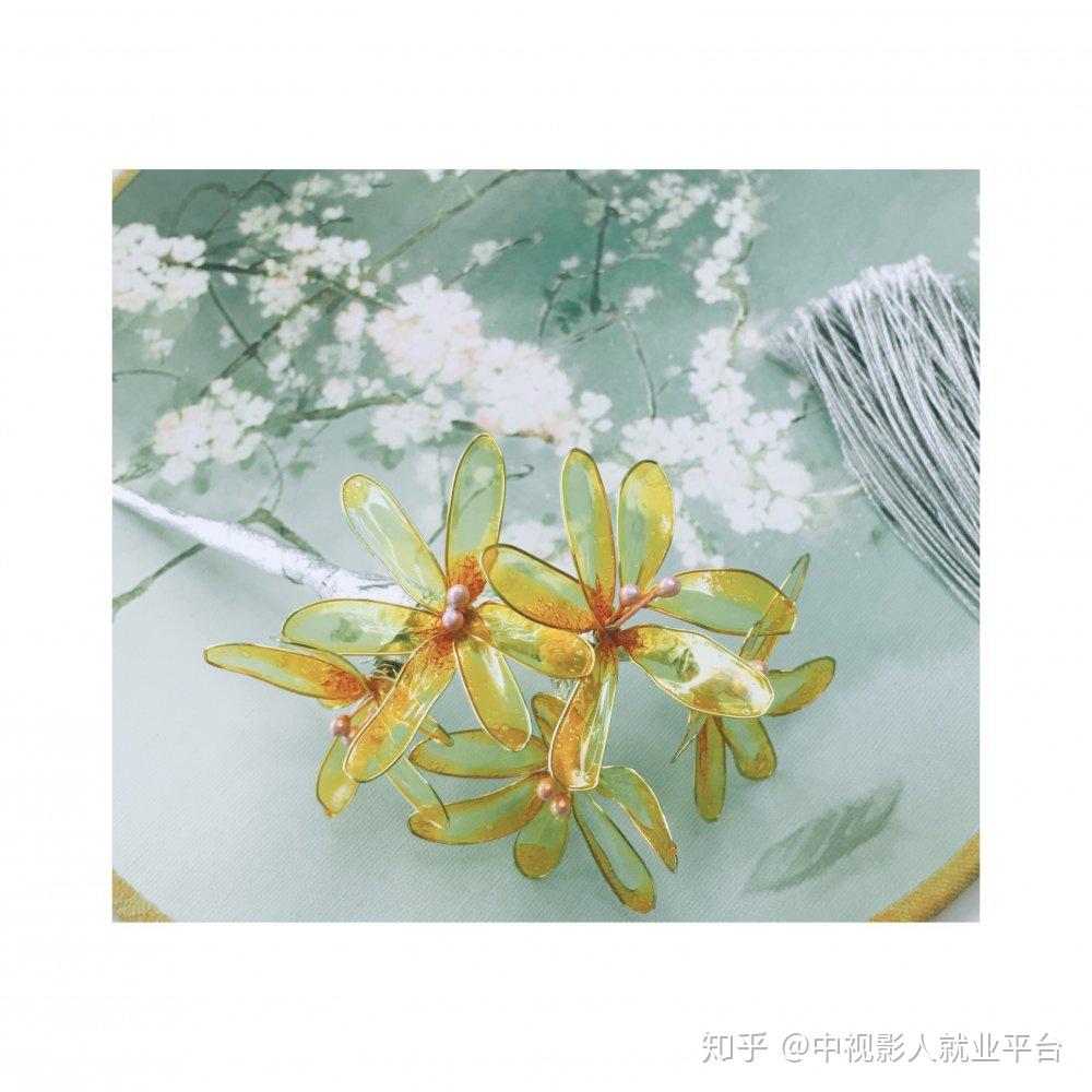 正规化妆培训学校排名-手工饰品水晶花化妆师必备技能