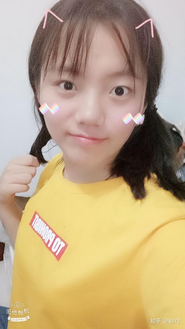 日常生活中我是不可能扎双马尾的,但是玩玩的时候自己一个人会偷偷扎