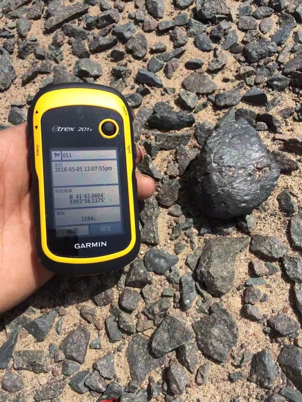 探测器的一大帮人顶着四五十度高温在塔克拉玛干,哈密的暴晒下搜陨石