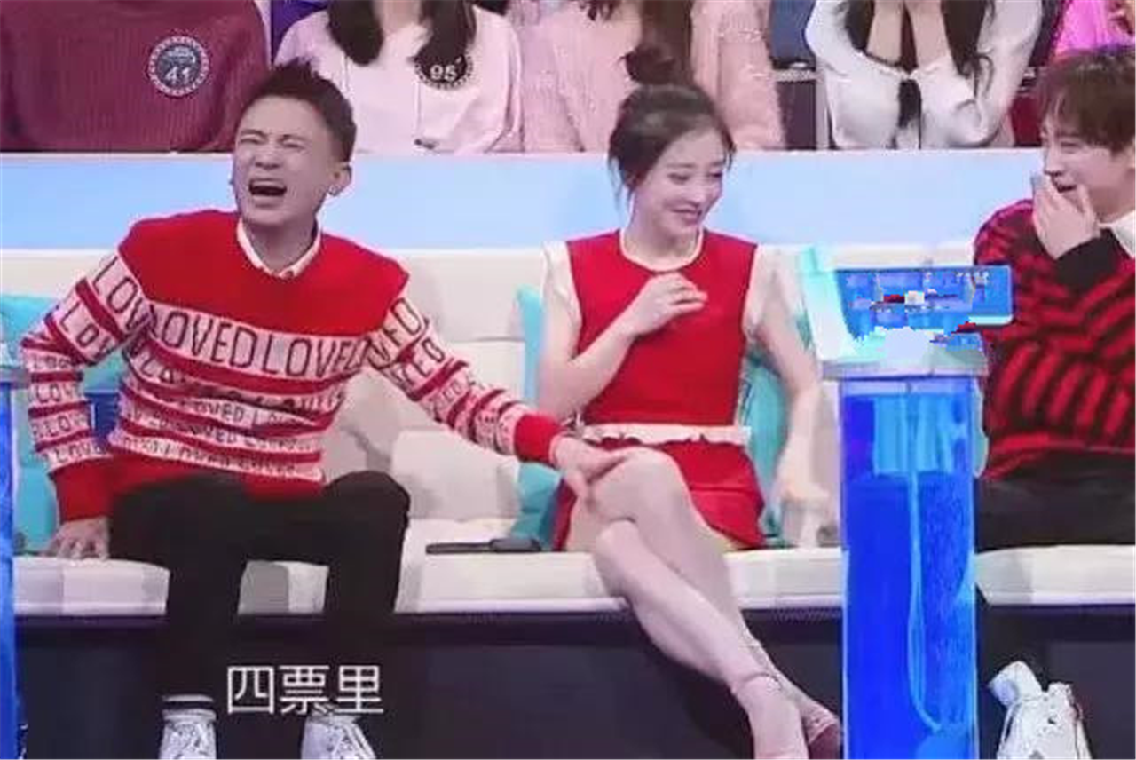 冯提莫上节目被男嘉宾摸大腿20多次,现场忍不住落泪,粉丝微博声讨男