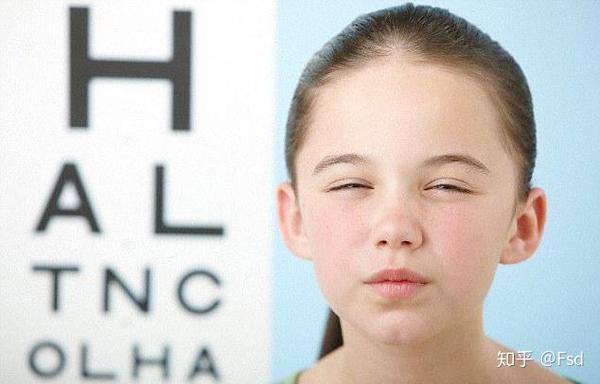 眼睛眯成一条缝看东西