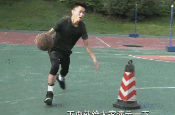 当然也可以是转身运球或者胯下运球 记住,篮球能过人的要点就在于
