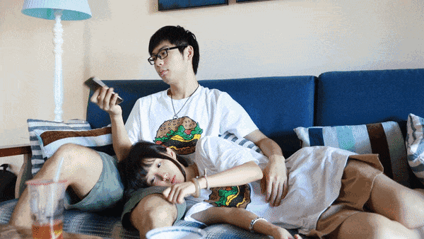 这不是演习! 看了看手里的按摩棒,我陷入了沉思.