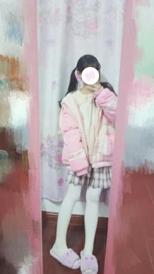 刚开始买了小裙子扎了双马尾在寝室里试  特别害羞 然后正好隔壁寝室