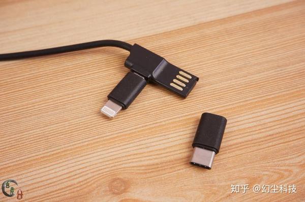 通过自带的micro-b接口,可以方转换成lightning接口,或者是usb type c