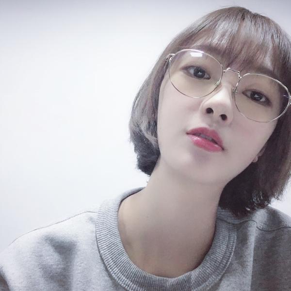 单眼皮小眼睛戴眼镜的女生剪短发是种什么体验?