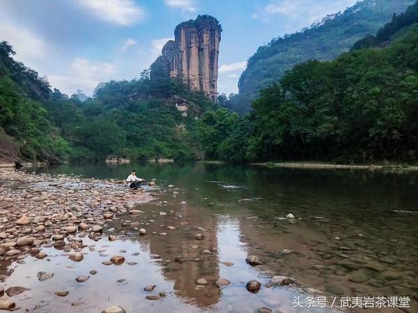 在武夷山民间传说中,玉女峰是神星圣姥下凡化为石,武夷山三十六峰都是