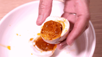 你还在吃咸鸭蛋吗?反正我是看饿了.