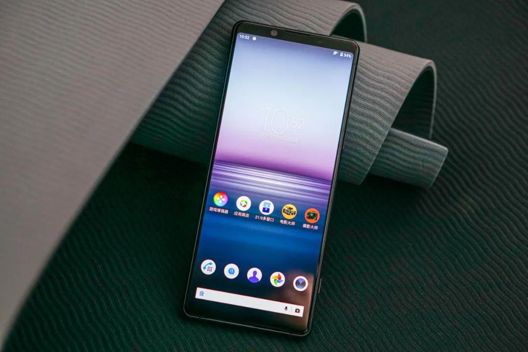 而这一代 xperia 1 用的依然是三星的 amoled 屏幕,实验室中测试手动