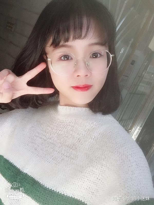 还有最近剪了短发的自己,专业剪刀手自拍