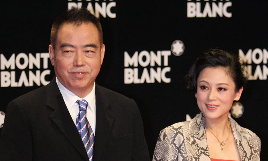 陈红陈凯歌合体亮相穿蛇纹外套配橘色连衣裙比年轻人更时髦