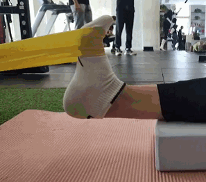 1,足背伸练习:克服弹力带的阻力做足背伸(钩脚尖)的动作,还原时一定