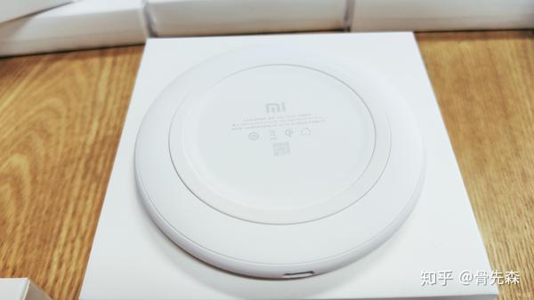 它们分别是随同小米mix 2s发布的无线充电器,小米10w无线充电器,紫米