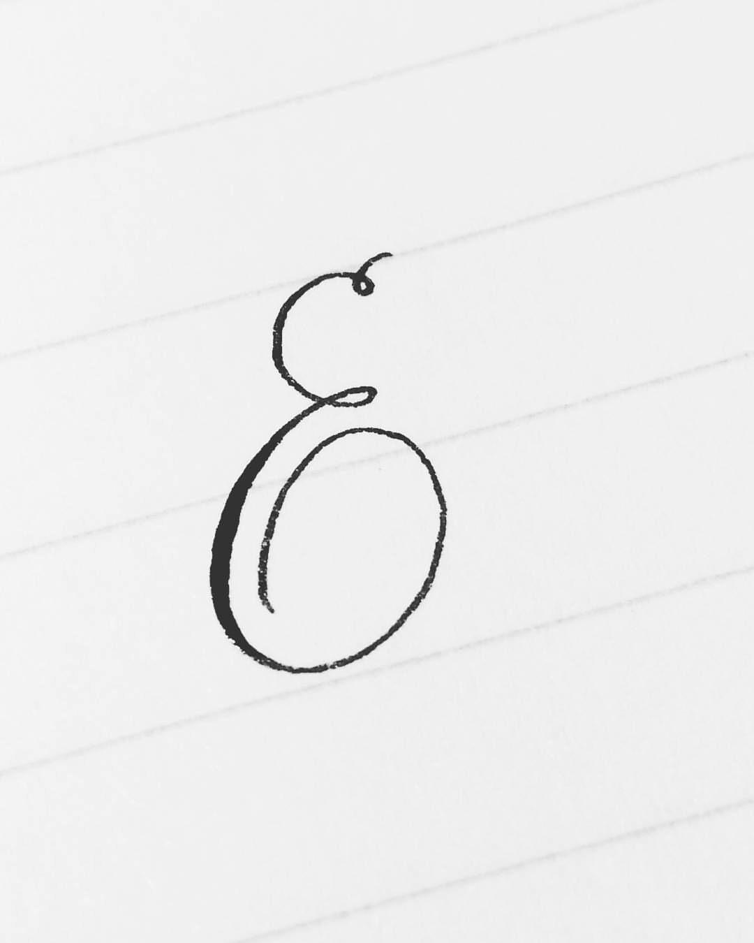 圆体大写e的内圈怎么画?小写r的起笔怎么画?