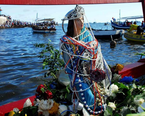 海神节 每年 2月2日,昂班达宗教信徒聚集在科帕卡巴纳,莱布隆和伊帕内