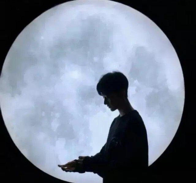 求一对背景是又大又圆的月亮的情侣头像