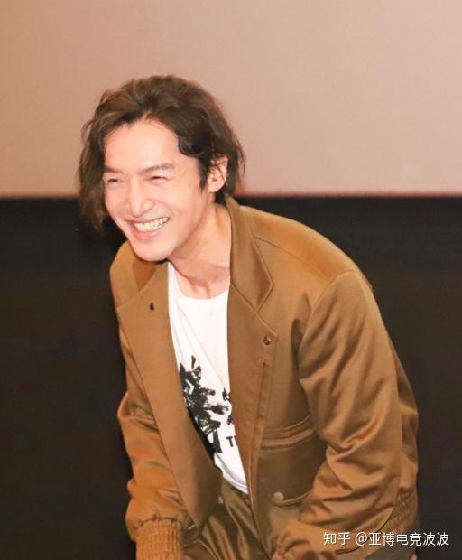 胡歌一改往日造型长发出镜尽显优雅气质