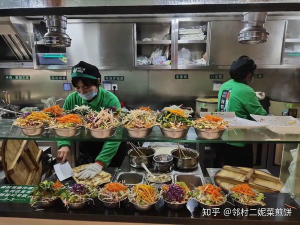 这家叫邻村二妮菜煎饼的小吃店每天顾客络绎不绝