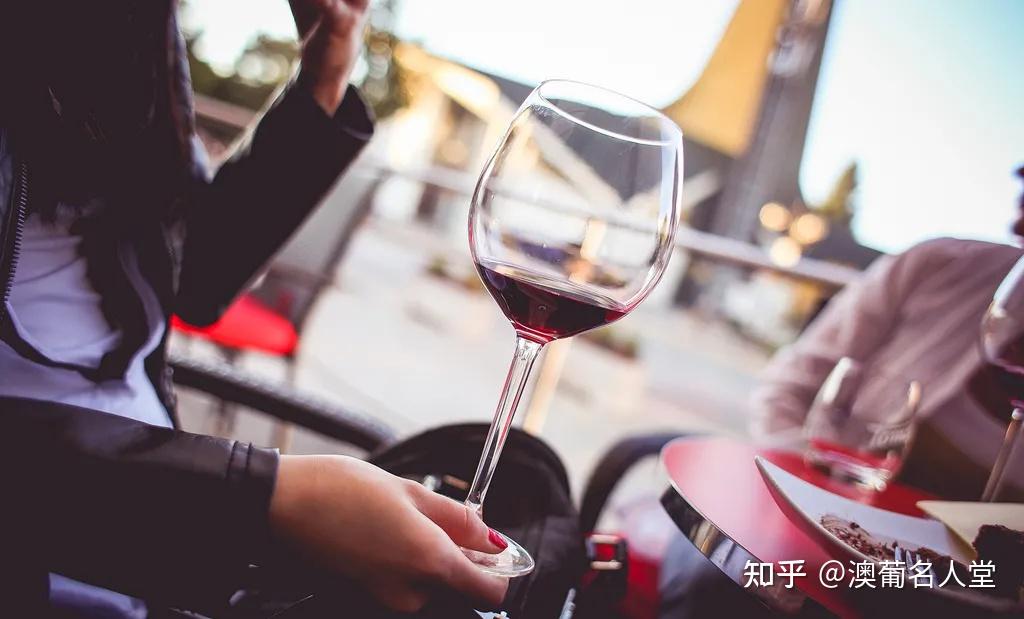关于红酒碰杯的礼仪就说到这里了,所谓的"礼多人不怪",只有注意到每个