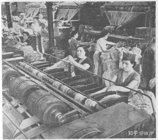 在巴塞罗那集体化纺织厂里工作的女性
