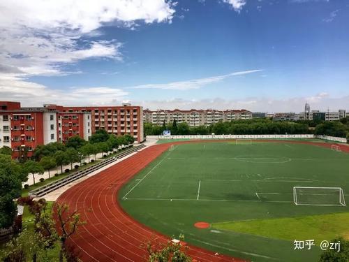 上海震旦职业学院的学费是多少?每个月生活费多少钱够