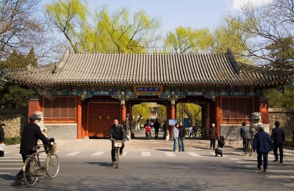 当我们搜索北京大学图片时,这个建筑大概是出现次数最多的.