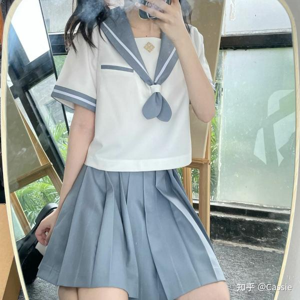 双马尾配水手服就是一个夏天   极光jk (不用多说了)  这套真的好日常