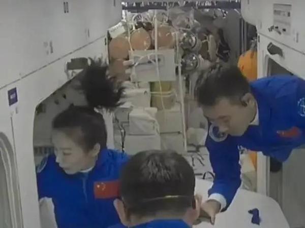 王亚平又换发型!空间站中头发很调皮
