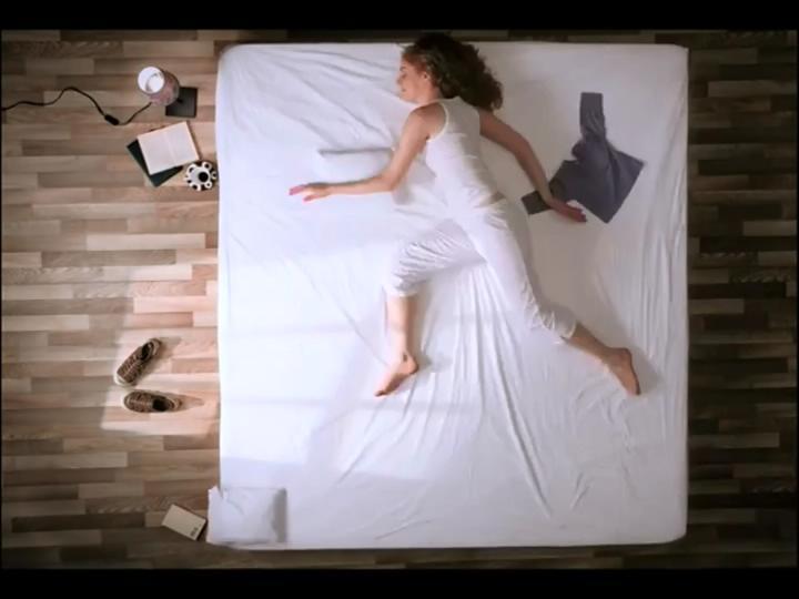 格莱美满分创意奖短片她的优雅清晨女主在睡觉吗