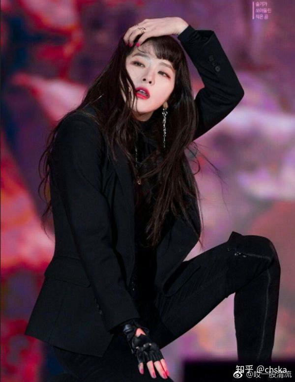 还有全团最拽的鹅 孔肖吟 了解一下 因为混女团这边有4.