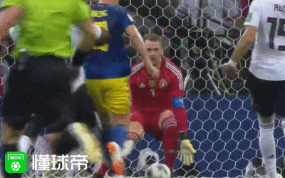 力道到角度都不错的射门,可以看到如果这球诺伊尔不是右手拳击挡住球