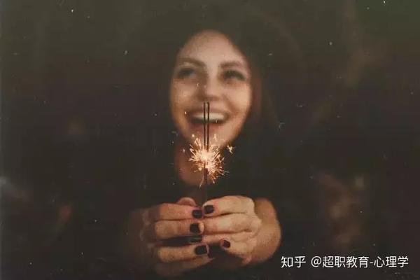 微笑型抑郁症,表面微笑,内心痛苦