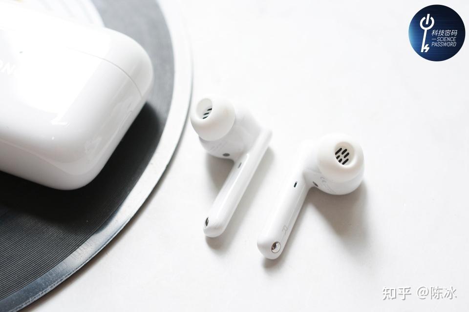 荣耀earbuds 2 se的耳机为入耳式设计,有三种耳套可选.