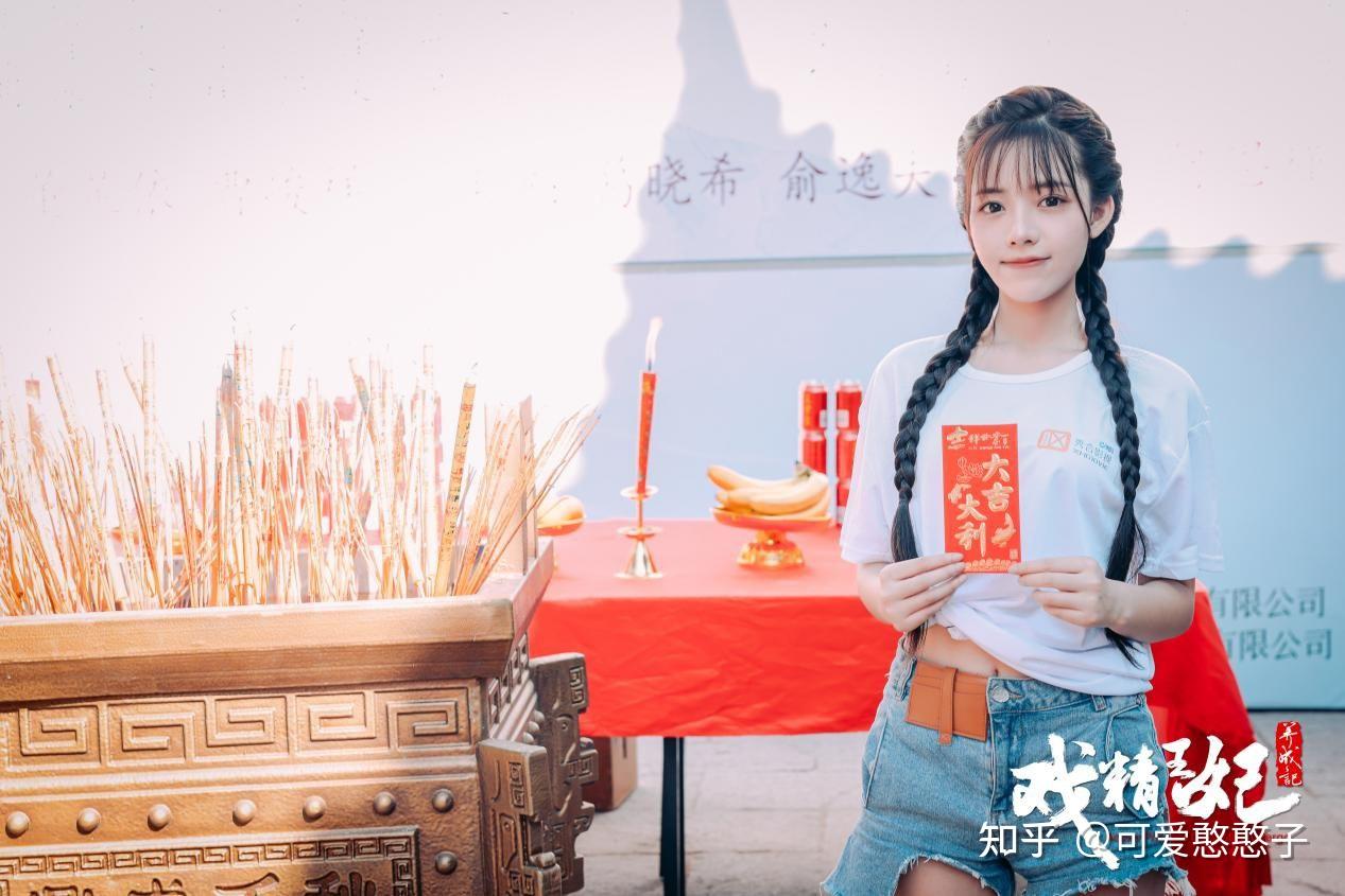 《半熟少女》董芷依在剧中饰演从穿越到古人身上的一名话剧演员赵韶欢