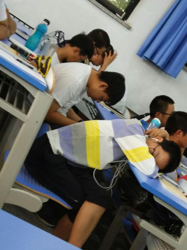 清华学生在上课时是否会玩手机或睡觉?