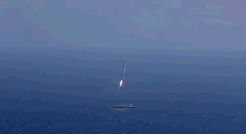 该公司的一枚三引擎falcon9r火箭在空中爆炸